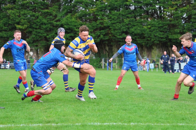 Ollie Scriven spots a gap for his second try