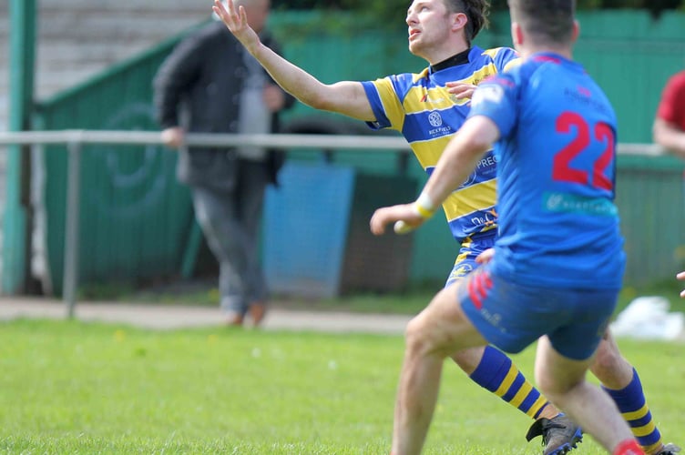 Dan Dunmore juggles to keep an attack going