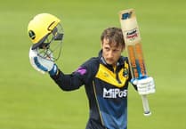 Usk star Root stays with Glam
