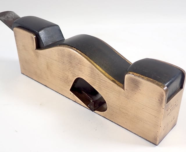 Jewellery tops the lots at Smiths August sale