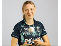 England cricket star Sophia signs for Essex 