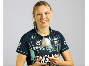 England cricket star Sophia signs for Essex 