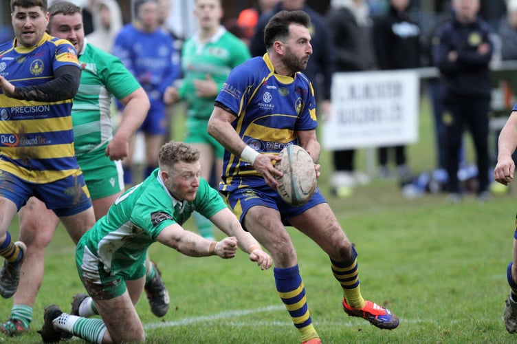 Matt Tabb passes inside for Ollie Scriven's first try