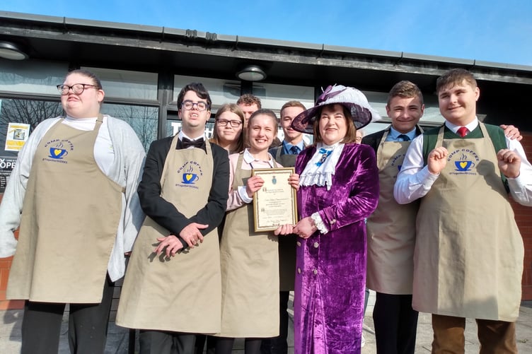 Pupils with High Sheriff  Helen Mifflin DL
