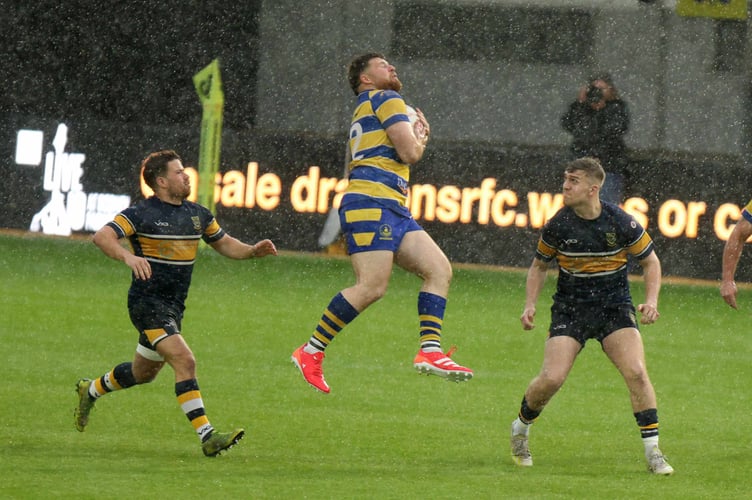 Joe Impey catches a kick
