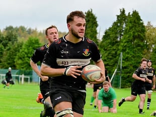 'Stow go close to beating leaders